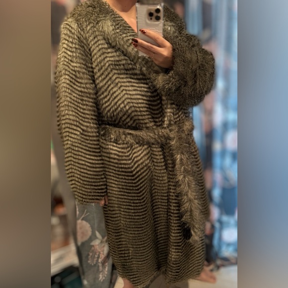 Plus size faux fur coat with tie waist size 22 us or 26 uk - Picture 11 of 11